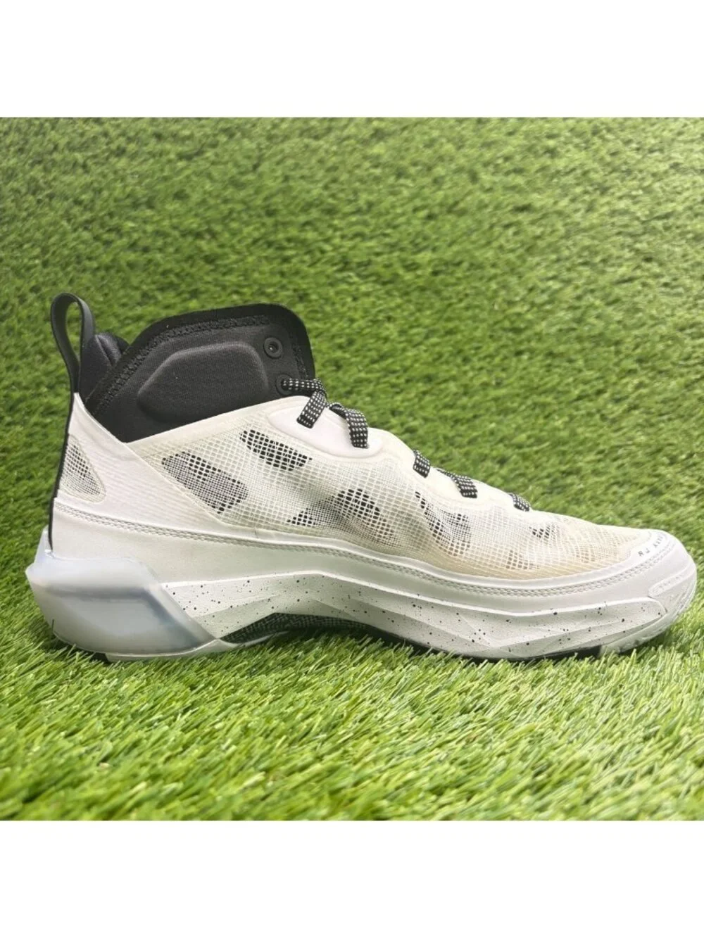 Air Jordan XXXVII 37 Mens Size 9 White Black Basketball Running Shoes Sneakers